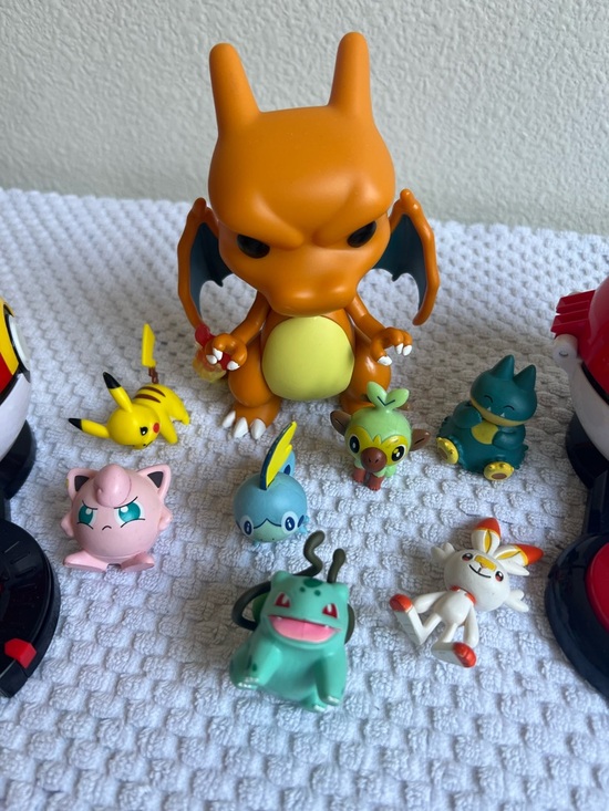 Pokemon Other - Pokemon Characters & Poké balls